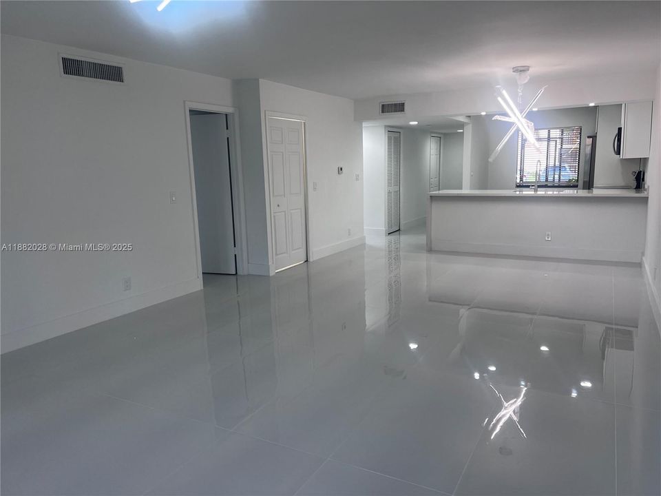 待售: $349,000 (2 贝兹, 2 浴室, 1235 平方英尺)