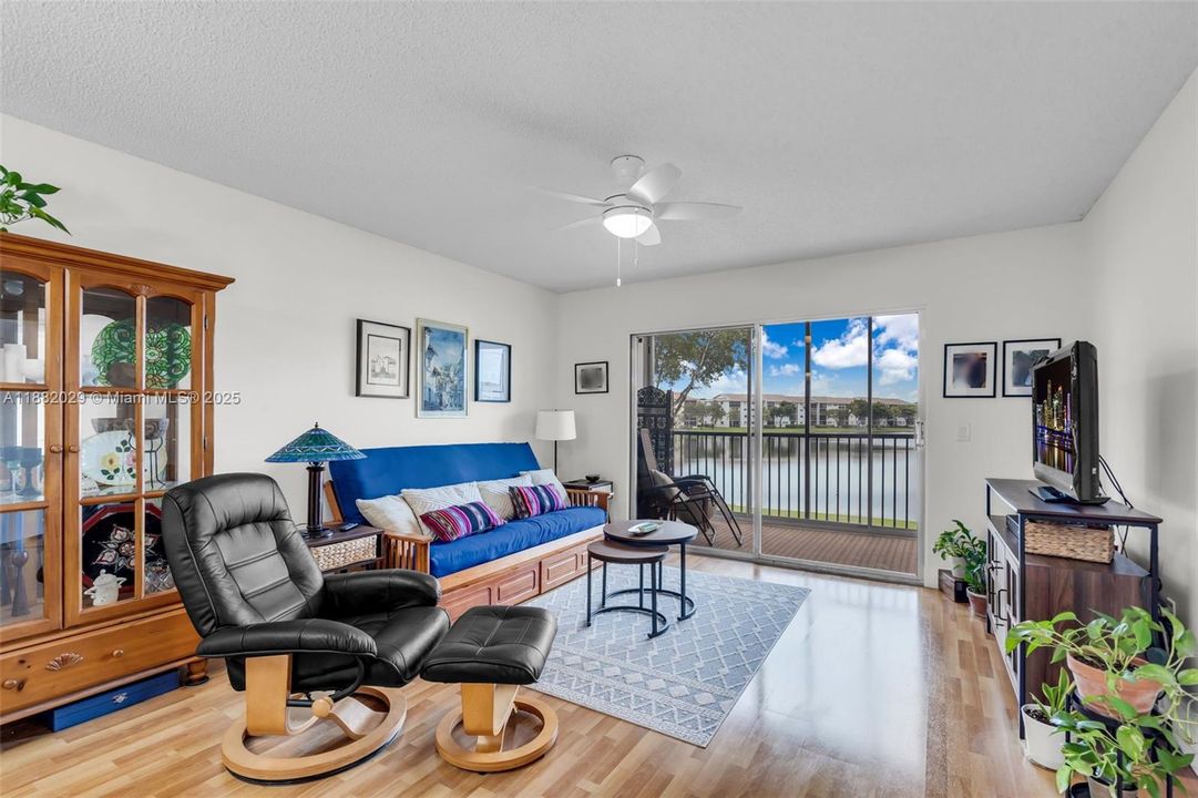 Active With Contract: $265,000 (2 beds, 2 baths, 1364 Square Feet)