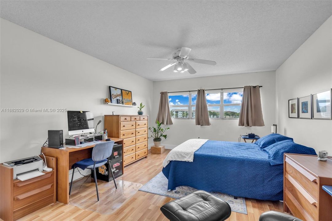 Active With Contract: $265,000 (2 beds, 2 baths, 1364 Square Feet)