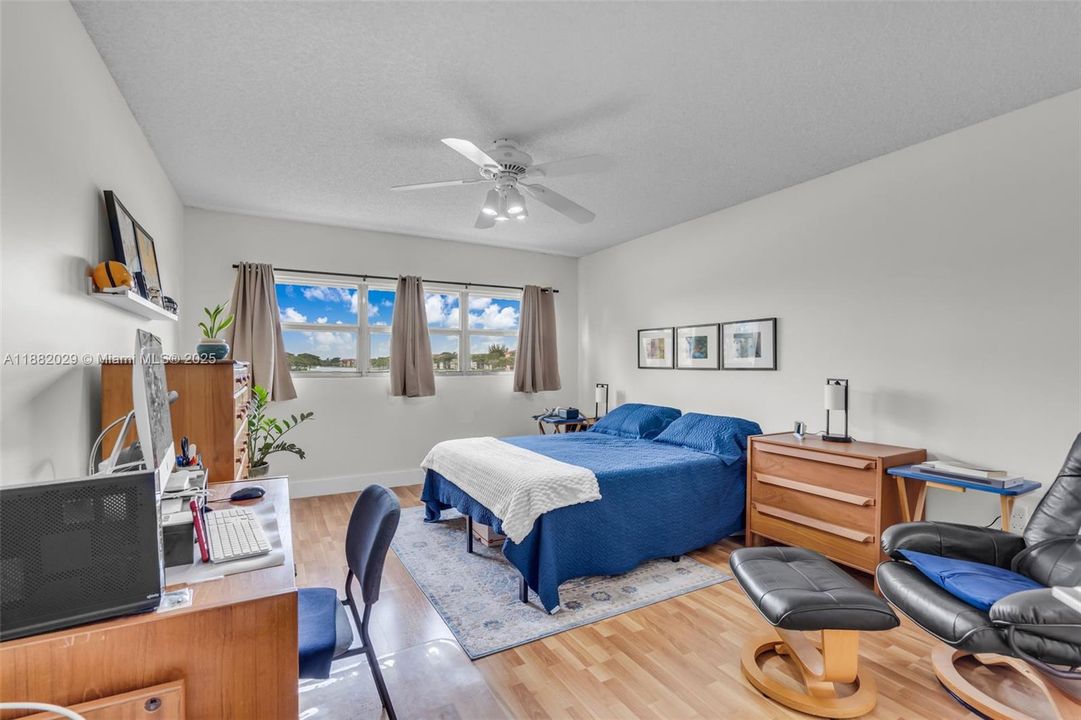 Active With Contract: $265,000 (2 beds, 2 baths, 1364 Square Feet)