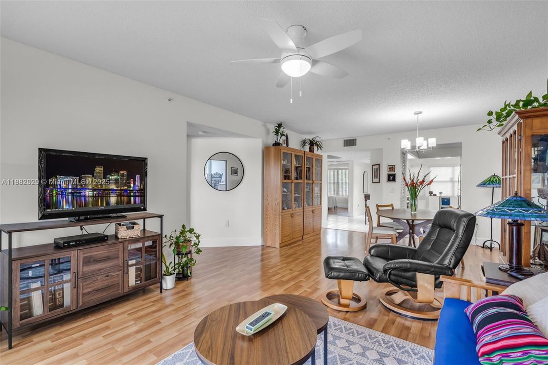 Active With Contract: $265,000 (2 beds, 2 baths, 1364 Square Feet)