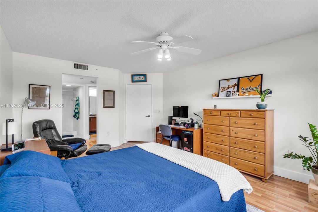 Active With Contract: $265,000 (2 beds, 2 baths, 1364 Square Feet)