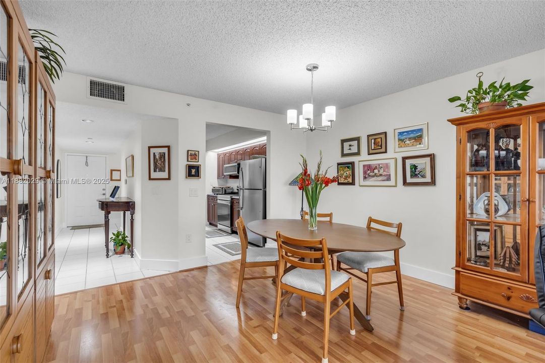 Active With Contract: $265,000 (2 beds, 2 baths, 1364 Square Feet)