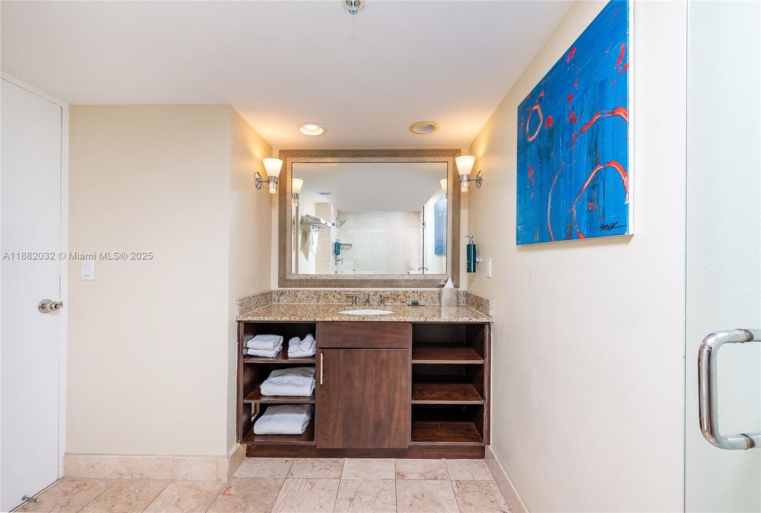 For Sale: $179,000 (1 beds, 1 baths, 639 Square Feet)