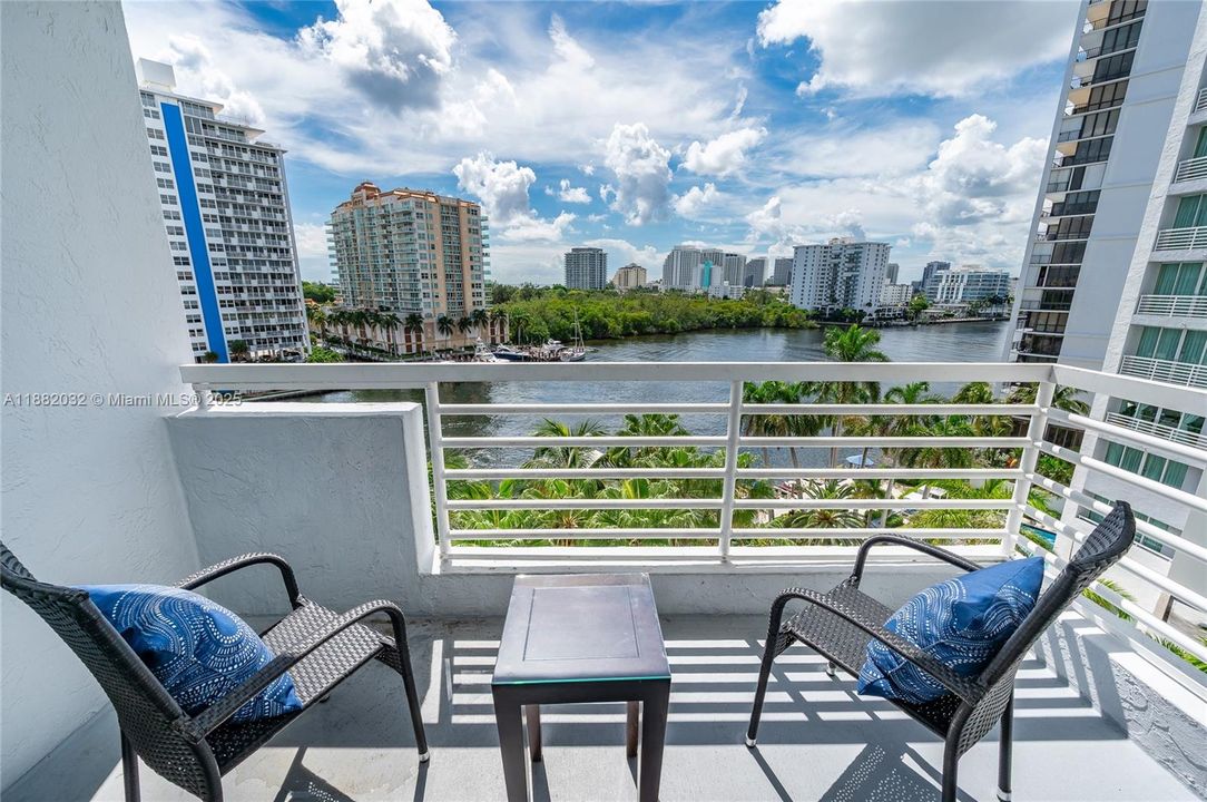 For Sale: $179,000 (1 beds, 1 baths, 639 Square Feet)