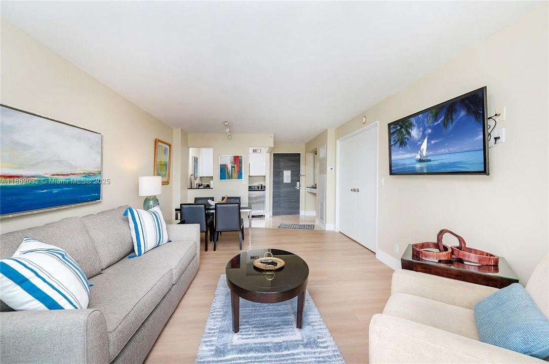 For Sale: $179,000 (1 beds, 1 baths, 639 Square Feet)