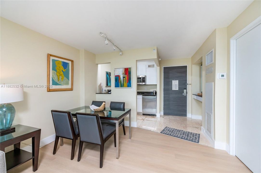 For Sale: $179,000 (1 beds, 1 baths, 639 Square Feet)