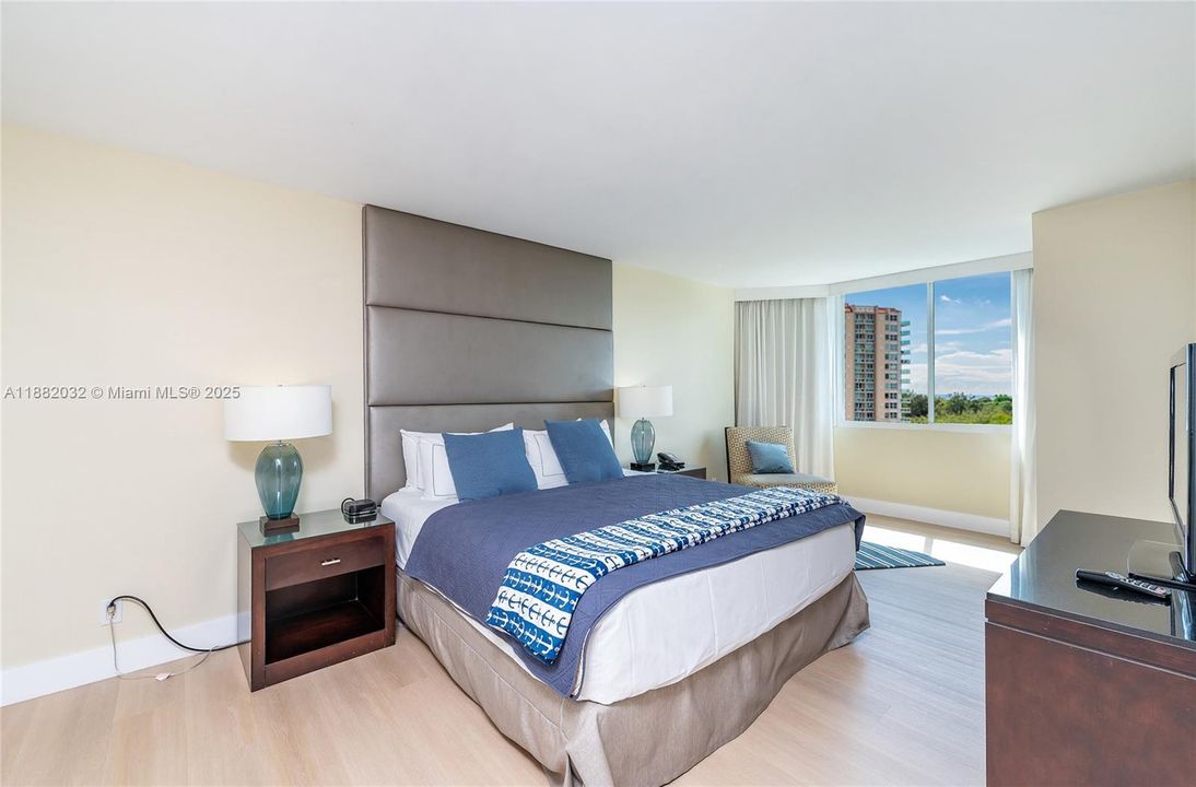 For Sale: $179,000 (1 beds, 1 baths, 639 Square Feet)