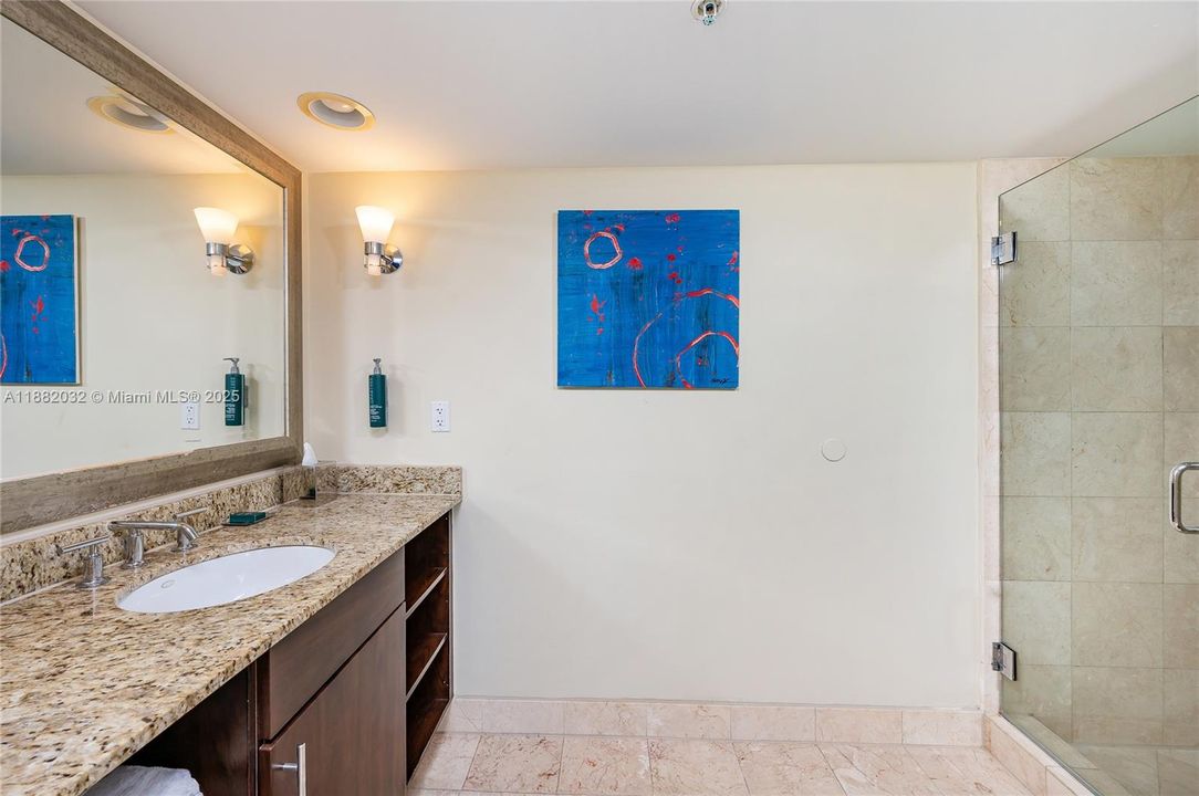 For Sale: $179,000 (1 beds, 1 baths, 639 Square Feet)