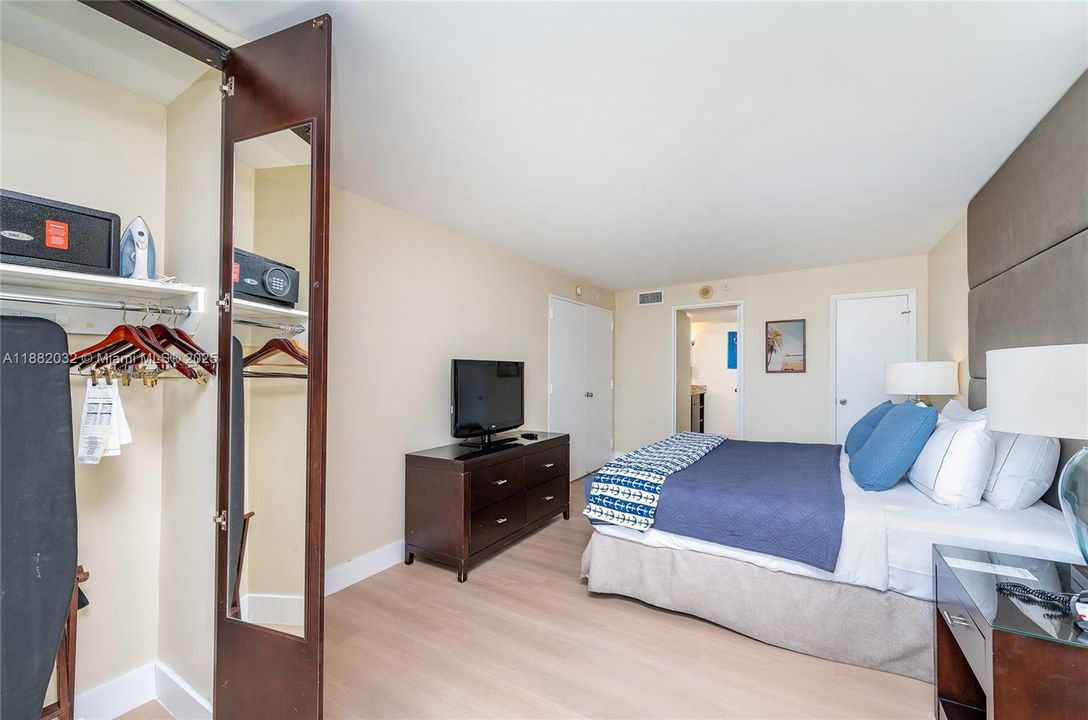 For Sale: $179,000 (1 beds, 1 baths, 639 Square Feet)