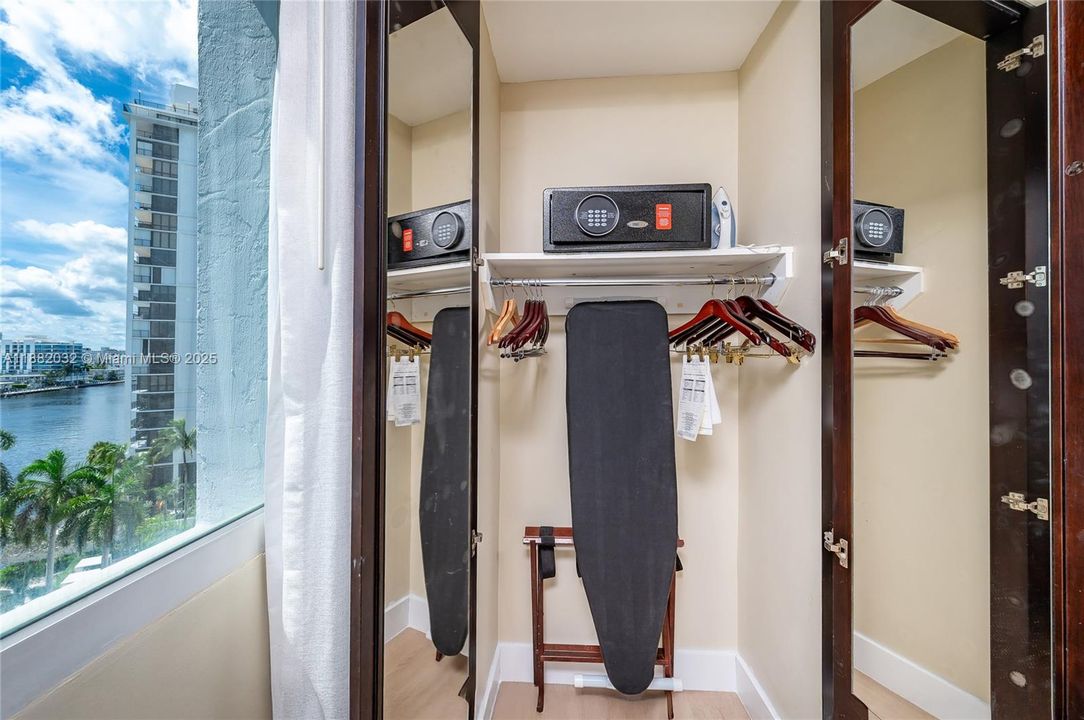 For Sale: $179,000 (1 beds, 1 baths, 639 Square Feet)