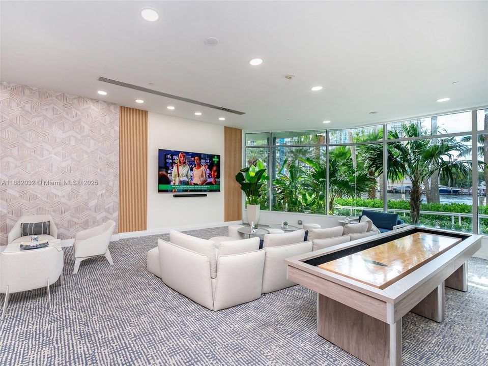 For Sale: $179,000 (1 beds, 1 baths, 639 Square Feet)