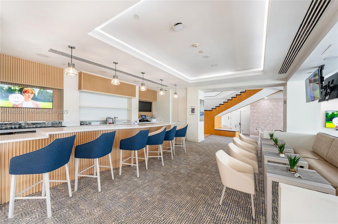 For Sale: $179,000 (1 beds, 1 baths, 639 Square Feet)