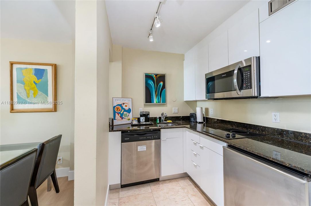 For Sale: $179,000 (1 beds, 1 baths, 639 Square Feet)