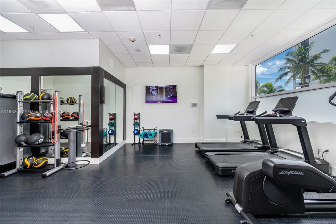 For Sale: $179,000 (1 beds, 1 baths, 639 Square Feet)