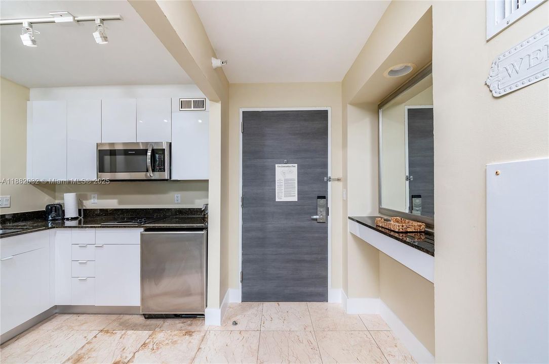 For Sale: $179,000 (1 beds, 1 baths, 639 Square Feet)