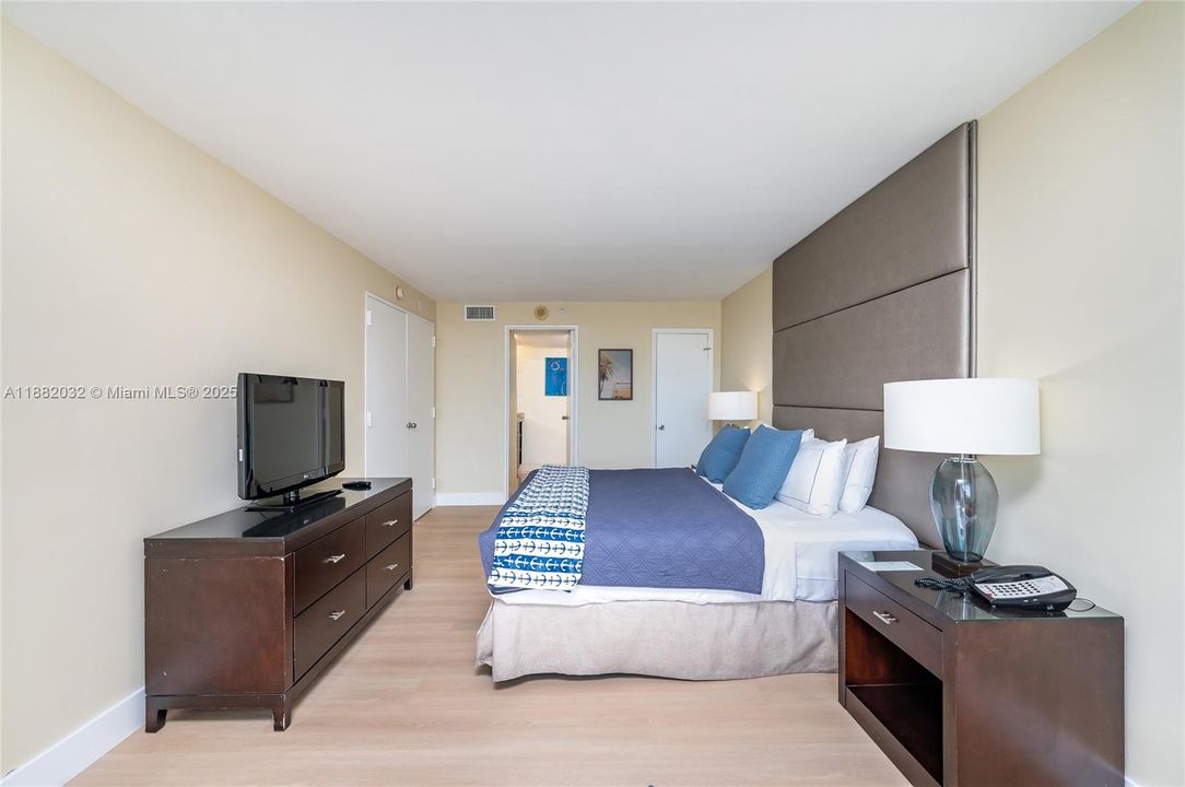 For Sale: $179,000 (1 beds, 1 baths, 639 Square Feet)