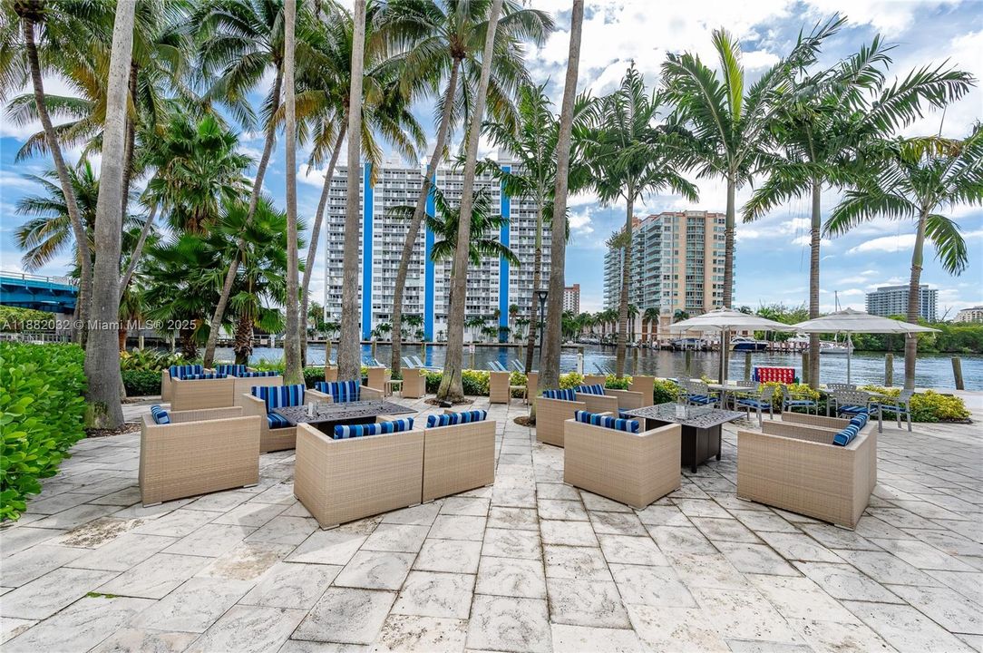 For Sale: $179,000 (1 beds, 1 baths, 639 Square Feet)