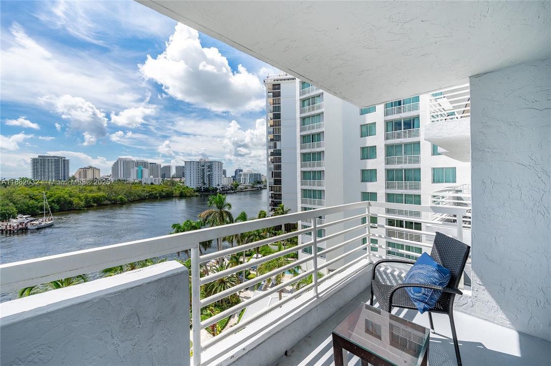 For Sale: $179,000 (1 beds, 1 baths, 639 Square Feet)