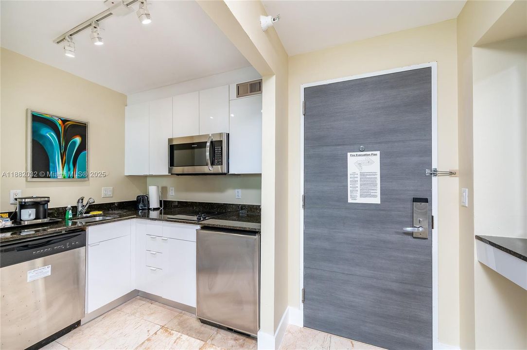 For Sale: $179,000 (1 beds, 1 baths, 639 Square Feet)