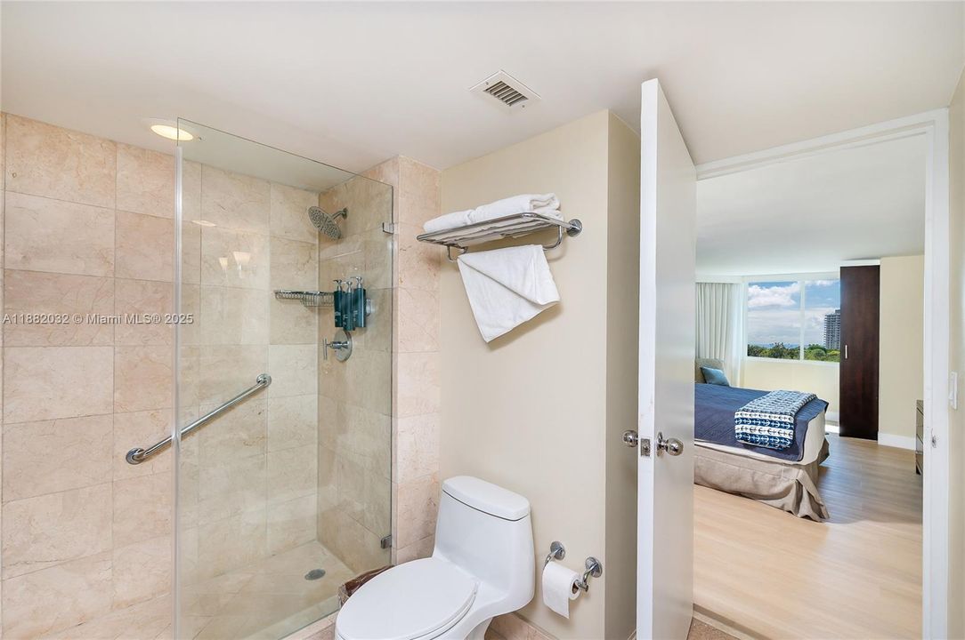 For Sale: $179,000 (1 beds, 1 baths, 639 Square Feet)