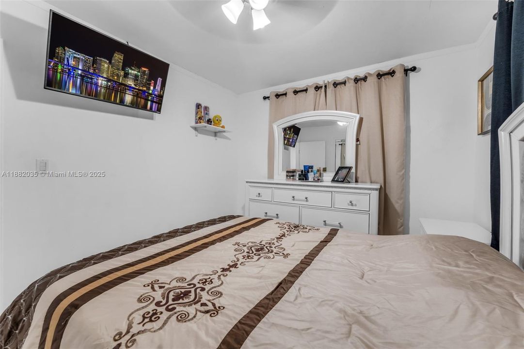 For Sale: $1,850,000 (8 beds, 5 baths, 4780 Square Feet)