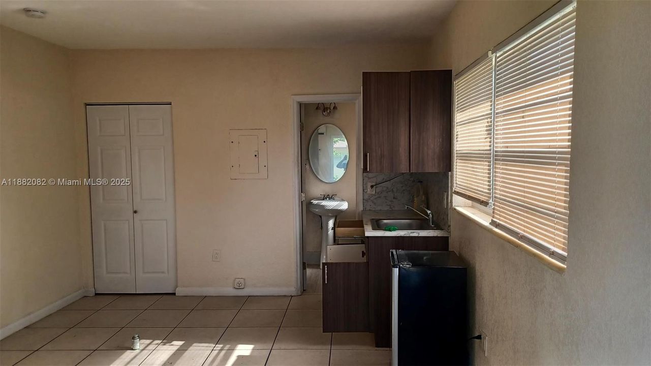 For Rent: $1,100 (0 beds, 1 baths, 300 Square Feet)
