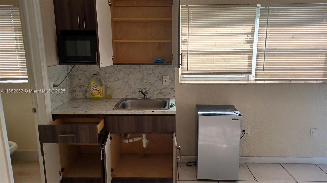 For Rent: $1,100 (0 beds, 1 baths, 300 Square Feet)