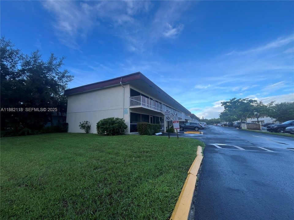 Active With Contract: $219,900 (2 beds, 2 baths, 870 Square Feet)