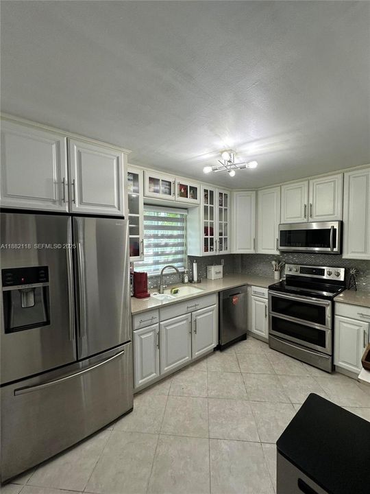 Active With Contract: $219,900 (2 beds, 2 baths, 870 Square Feet)