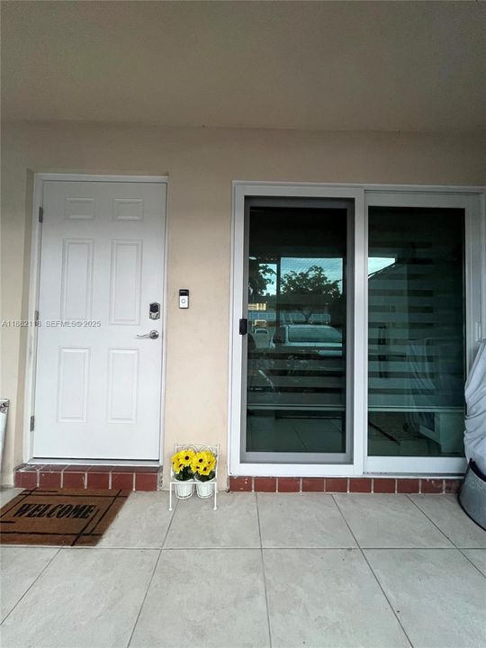 Active With Contract: $219,900 (2 beds, 2 baths, 870 Square Feet)