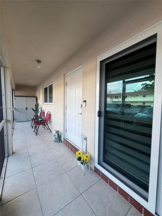 Active With Contract: $219,900 (2 beds, 2 baths, 870 Square Feet)