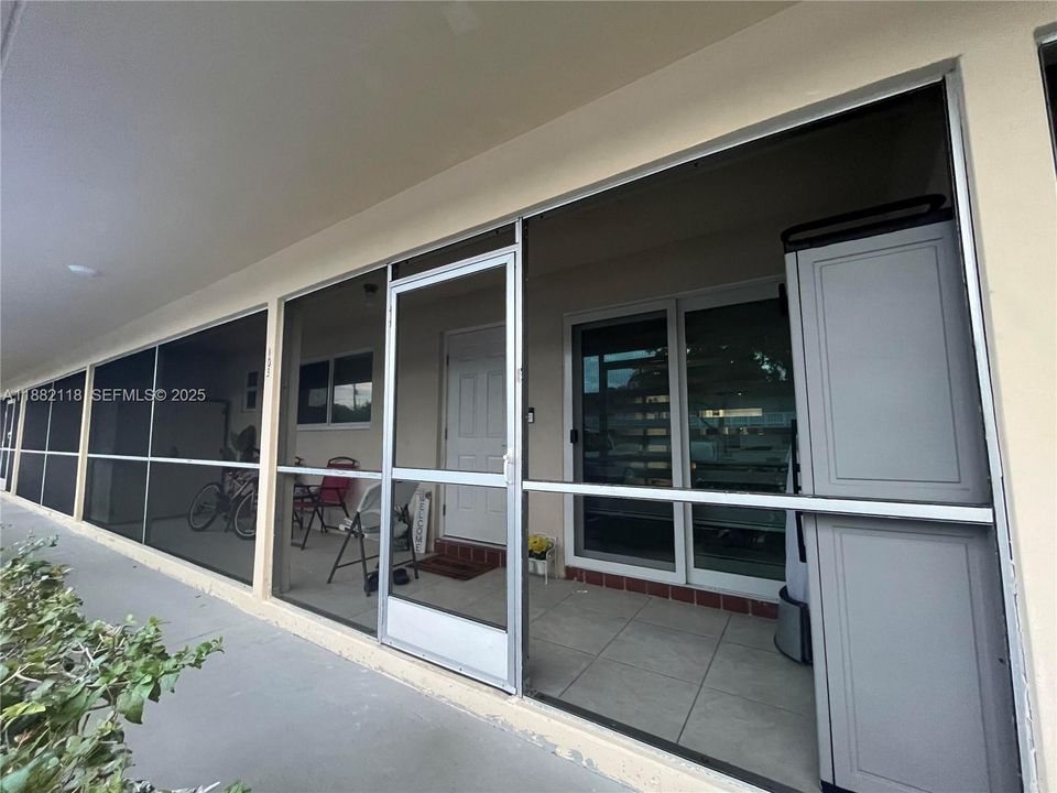 Active With Contract: $219,900 (2 beds, 2 baths, 870 Square Feet)