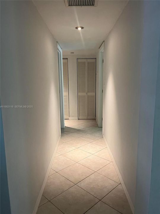 Active With Contract: $219,900 (2 beds, 2 baths, 870 Square Feet)