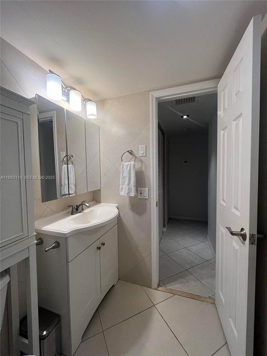 Active With Contract: $219,900 (2 beds, 2 baths, 870 Square Feet)