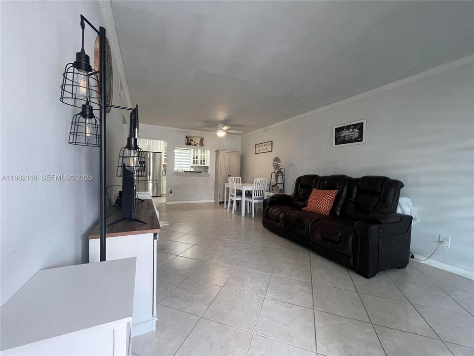 Active With Contract: $219,900 (2 beds, 2 baths, 870 Square Feet)