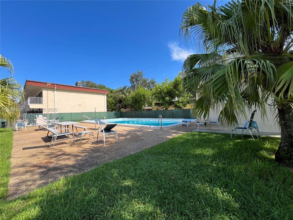 Active With Contract: $219,900 (2 beds, 2 baths, 870 Square Feet)