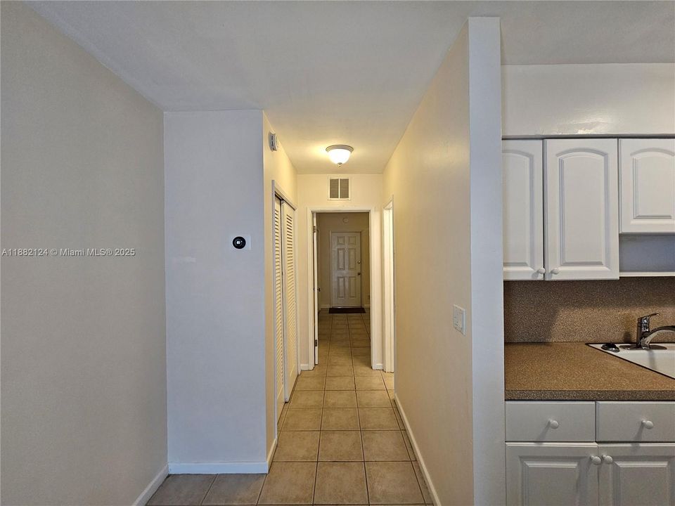 Active With Contract: $1,750 (1 beds, 1 baths, 645 Square Feet)