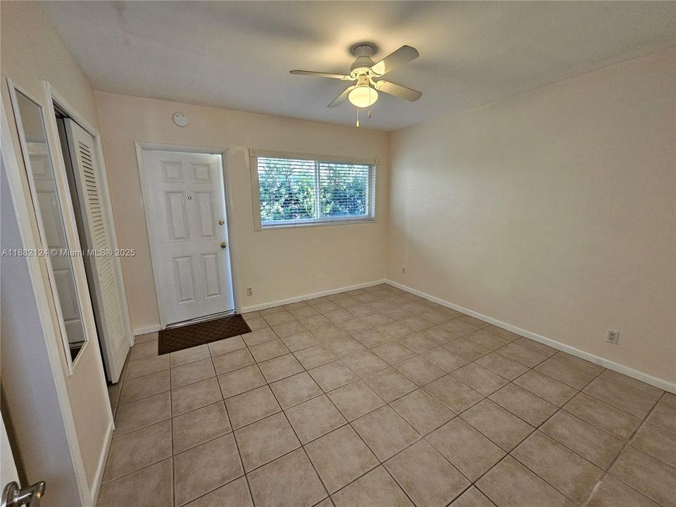 Active With Contract: $1,750 (1 beds, 1 baths, 645 Square Feet)