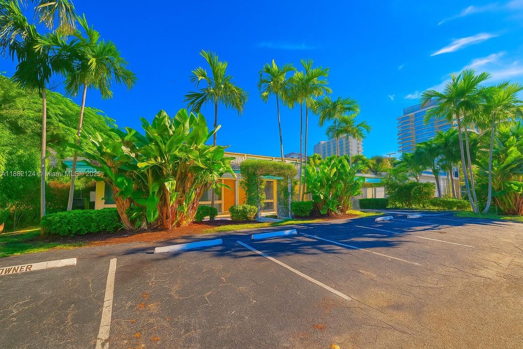 Active With Contract: $1,750 (1 beds, 1 baths, 645 Square Feet)