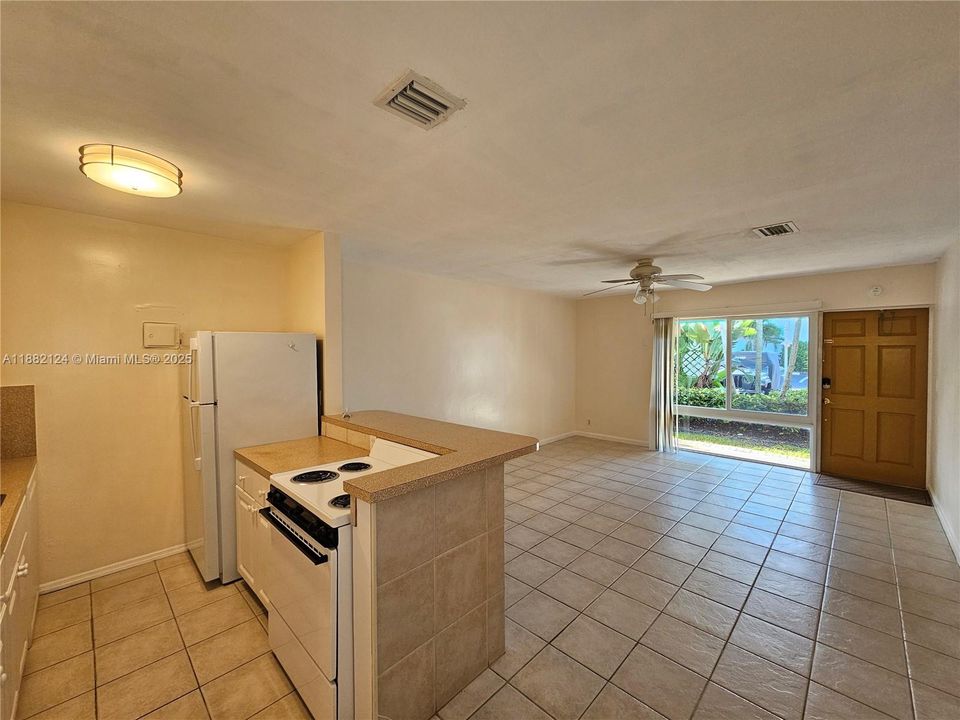 Active With Contract: $1,750 (1 beds, 1 baths, 645 Square Feet)