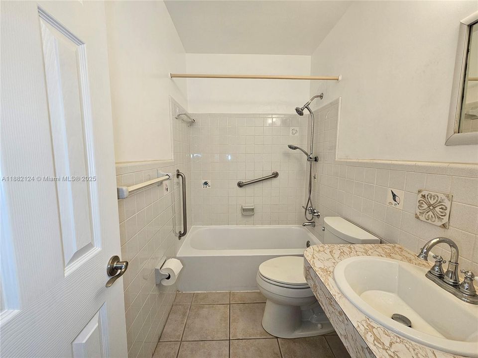 Active With Contract: $1,750 (1 beds, 1 baths, 645 Square Feet)