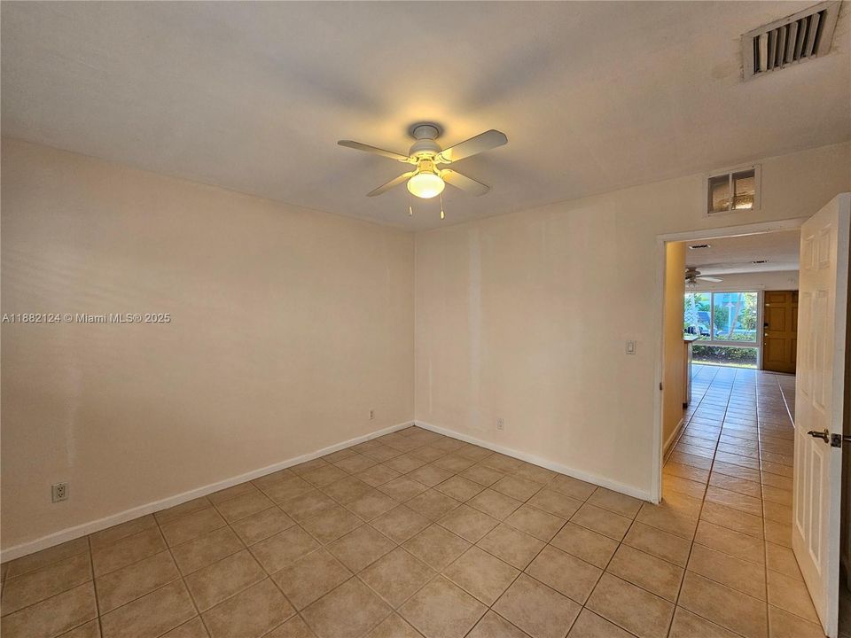 Active With Contract: $1,750 (1 beds, 1 baths, 645 Square Feet)