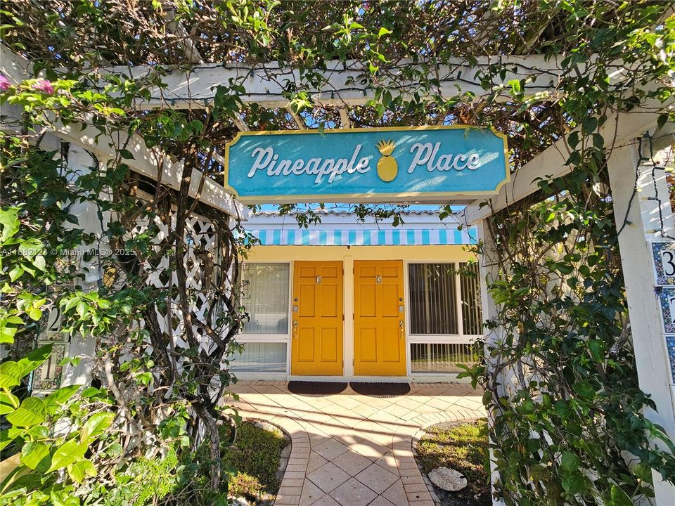 Active With Contract: $1,750 (1 beds, 1 baths, 645 Square Feet)