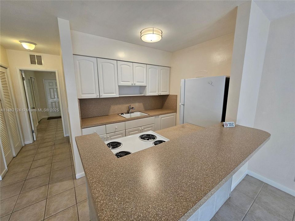 Active With Contract: $1,750 (1 beds, 1 baths, 645 Square Feet)