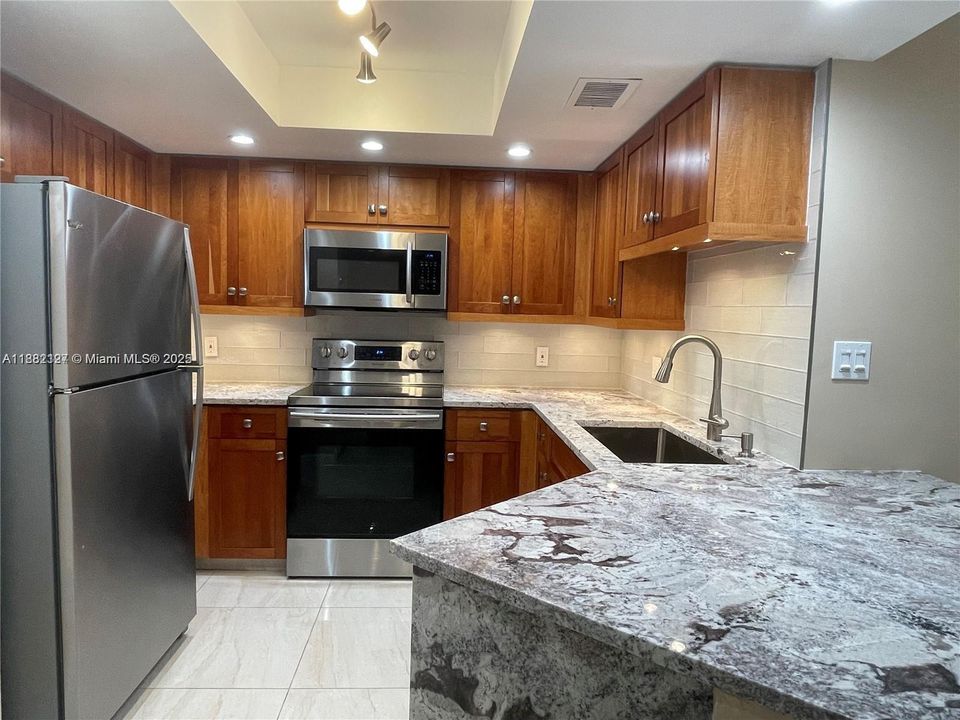 Active With Contract: $2,800 (2 beds, 2 baths, 1054 Square Feet)