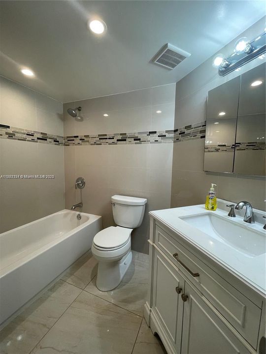 Active With Contract: $2,800 (2 beds, 2 baths, 1054 Square Feet)
