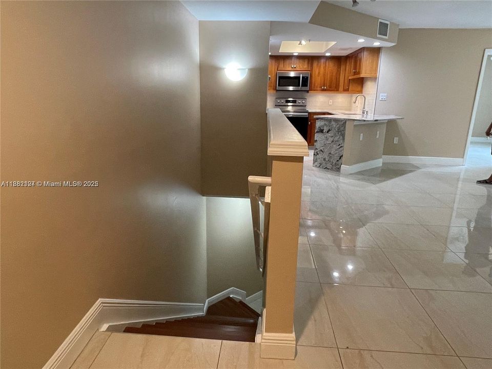 Active With Contract: $2,800 (2 beds, 2 baths, 1054 Square Feet)