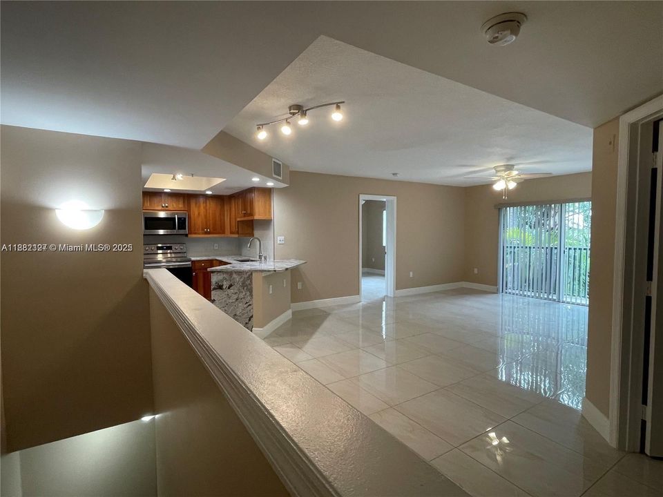 Active With Contract: $2,800 (2 beds, 2 baths, 1054 Square Feet)