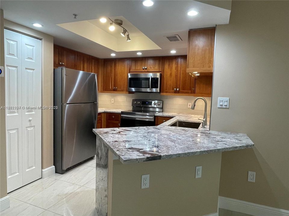 Active With Contract: $2,800 (2 beds, 2 baths, 1054 Square Feet)